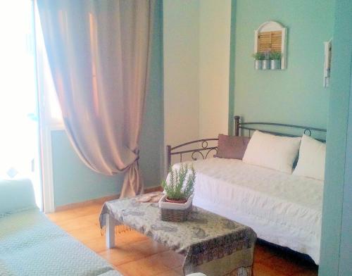 - une chambre avec un lit et une table avec un cactus dans l'établissement ESTIA HOLIDAY HOUSE, à Vathi