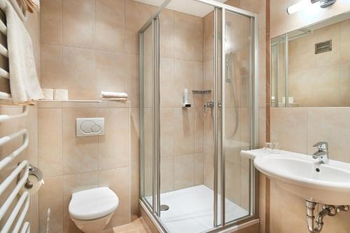 A bathroom at Hotel Stockerwirt