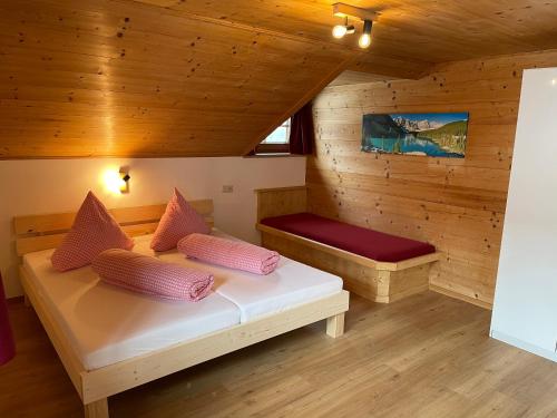 Säng eller sängar i ett rum på Der Waidachhof Zillertal