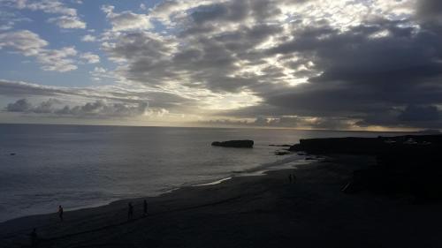 una playa con un cielo nublado y el océano en Los Cuartos Man Pretinha en Tarrafal