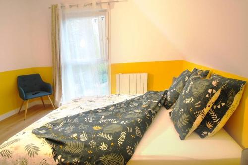 uma cama com duas almofadas num quarto em B&B jaune, Appartement indépendant, parking, wifi près de Strasbourg em Ittenheim