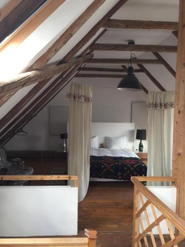 a bedroom with a bed in a attic at La Mosu in Porumbacu de Sus