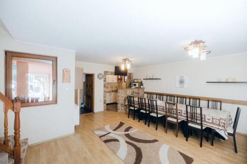 Casa Roland في سوفاتا: غرفة طعام وغرفة معيشة مع طاولة وكراسي