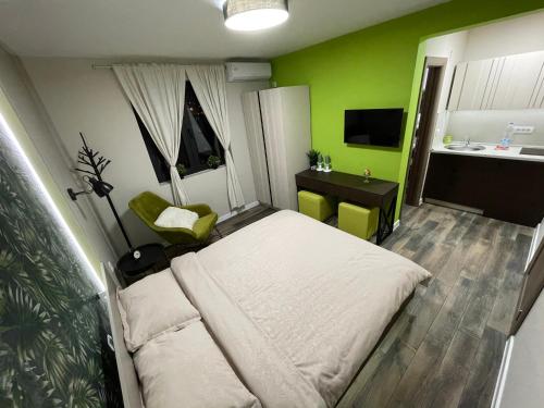 Apartmani Jović في Kuršumlija: غرفة نوم بسرير ومكتب ومغسلة