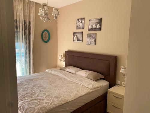 Un pat sau paturi într-o cameră la Apartment Sofia, City Centar