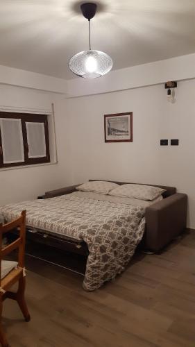 1 dormitorio con cama y techo en Monolocale Sauze d'Oulx en Sauze dʼOulx