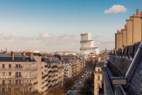 vistas a una ciudad con edificios y coches en Elysées Ceramic en París