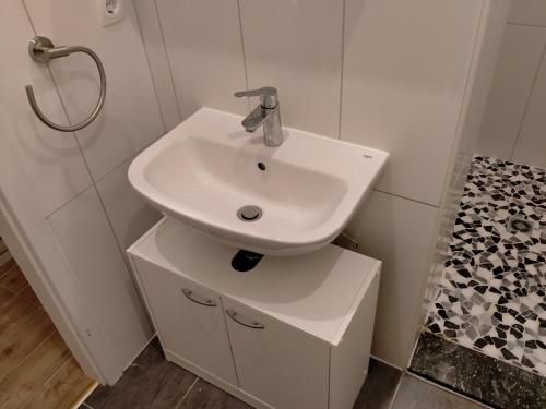 Ένα μπάνιο στο Ferienwohnung MacFeWo im Zentrum von Mayen - Sleep frisch renoviert