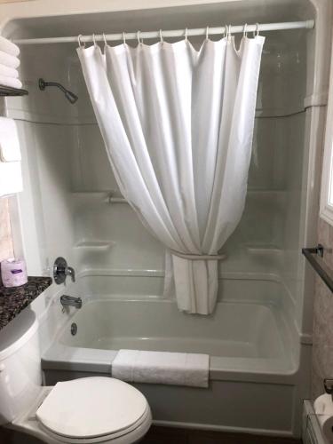 Ένα μπάνιο στο Perth Plaza Inn & Suites