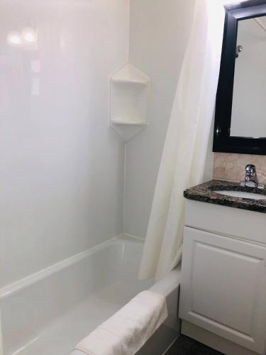 Ένα μπάνιο στο Perth Plaza Inn & Suites