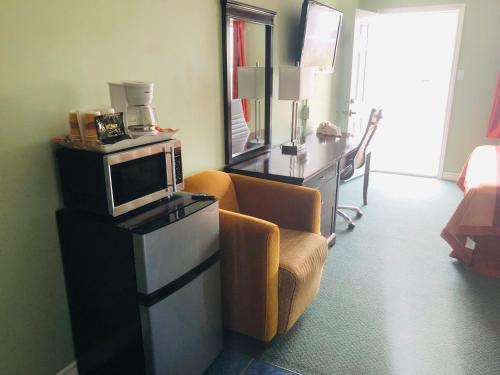 Η κουζίνα ή μικρή κουζίνα στο Perth Plaza Inn & Suites