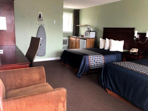 Giường trong phòng chung tại Perth Plaza Inn & Suites