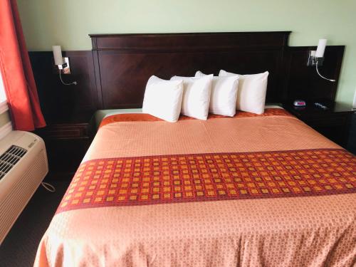 Ένα ή περισσότερα κρεβάτια σε δωμάτιο στο Perth Plaza Inn & Suites