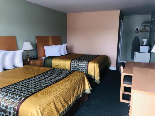 Ένα ή περισσότερα κρεβάτια σε δωμάτιο στο Perth Plaza Inn & Suites