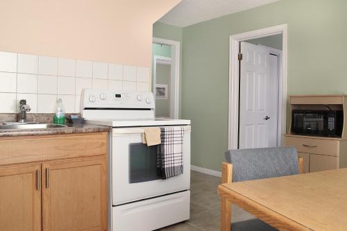 Η κουζίνα ή μικρή κουζίνα στο Perth Plaza Inn & Suites