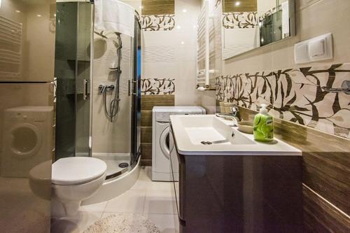 Kúpeľňa v ubytovaní Apartament Wrzosowy - 5D Apartamenty
