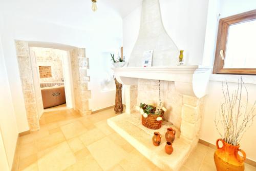 un soggiorno con camino e finestra di Trullo Suite a Cisternino