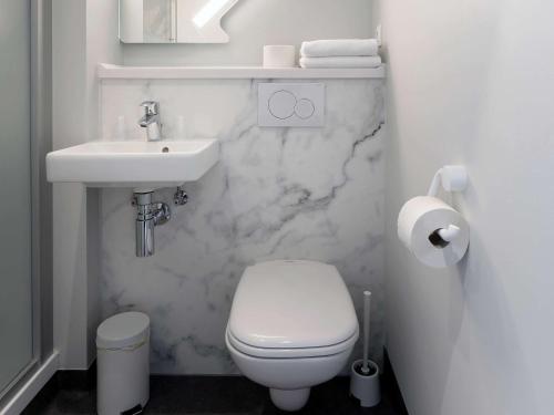 
A bathroom at ibis budget Gent Centrum Dampoort
