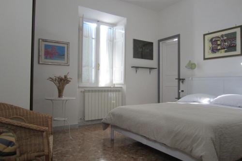 a bedroom with a large bed and a window at B&B Tobia in Cave