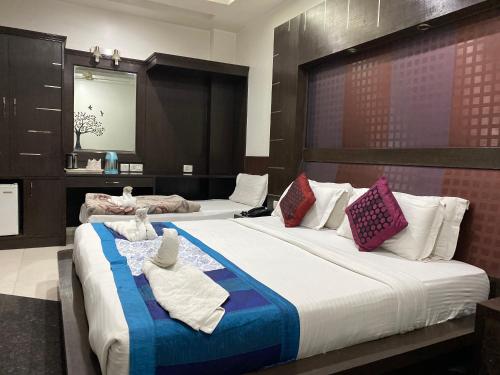 duas camas num quarto de hotel com toalhas em THE BONLON INN-NEAR BLK HOSPITAL em Nova Deli