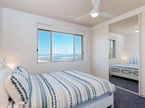 um quarto com uma cama e uma janela em Blue Waters 6 em Shoal Bay