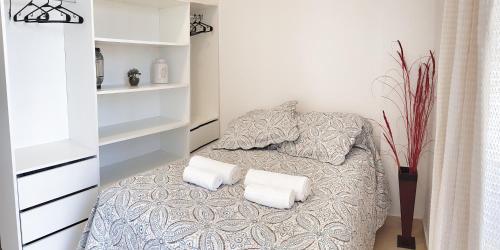 um quarto com uma cama com duas almofadas em L&B Departamento Excelente Ubicación em San Miguel de Tucumán