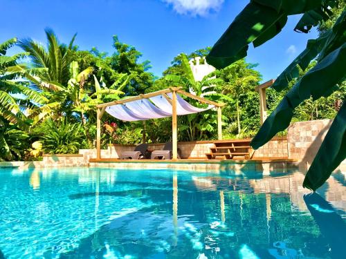 Swimmingpoolen hos eller tæt på MANURII Garden