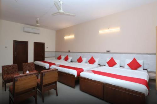 Katil atau katil-katil dalam bilik di Hotel Kaveri