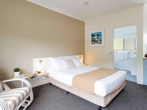 Una cama o camas en una habitación de Blueys Motel