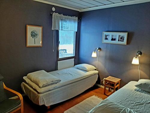 1 dormitorio con 2 camas y ventana en Utsikten, en Borlänge