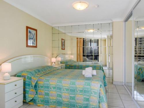sypialnia z łóżkiem i przeszklonym prysznicem w obiekcie Monte Carlo Resort - Hosted by Coastal Letting w mieście Gold Coast