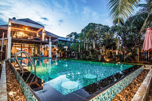 una piscina di fronte a una casa di Baan SanSuk Pranburi - Beach Front & Pool Villa a Pran Buri