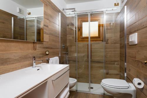a bathroom with a toilet sink and a shower at Hotel Natale in Cortina dʼAmpezzo