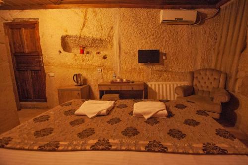 ギョレメにあるDiamond of Cappadociaのベッドルーム1室(ベッド1台、タオル2枚付)