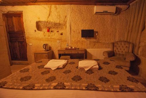 a bedroom with a bed with two towels on it at Diamond of Cappadocia in Göreme