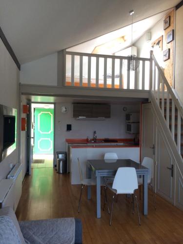 un salon avec une table et un escalier dans l'établissement LA PORTE DU PARADIS, à Le Touquet-Paris-Plage