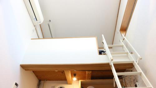 een kamer met een spiegel en een ladder bij Kanamechō detached house in Tokyo