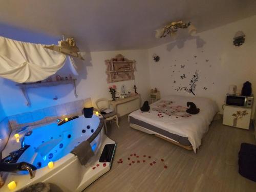 a room with a bed and a large aquarium at Mon Désir in Grand-Fort-Philippe