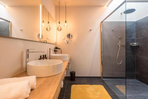 a bathroom with two sinks and a shower at Aura Chalets - Nr 2 in Castelrotto