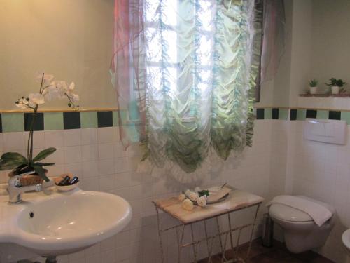 a bathroom with a sink and a toilet at Tenuta Seripa in Sassetta