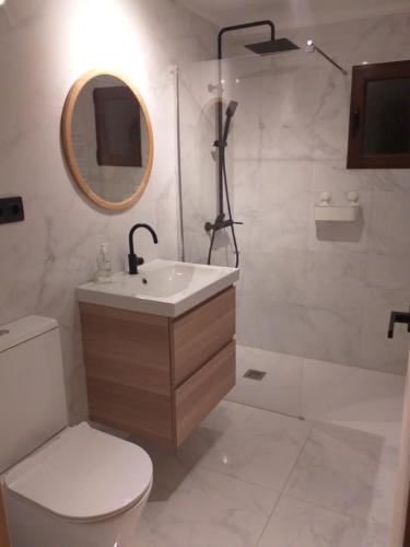 Ένα μπάνιο στο Apartamento Bajo Los Arcos