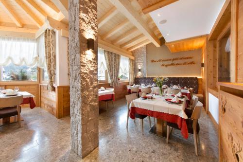 Hotel Cristallo tesisinde bir restoran veya yemek mekanı