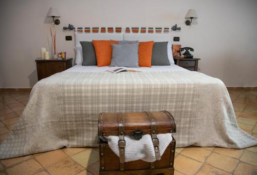 1 dormitorio con 1 cama con manta naranja y gris en Agriturismo Tenuta Lagala, en Venosa
