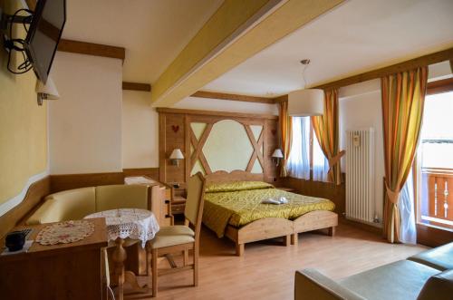 Postel nebo postele na pokoji v ubytování Hotel Cristallo