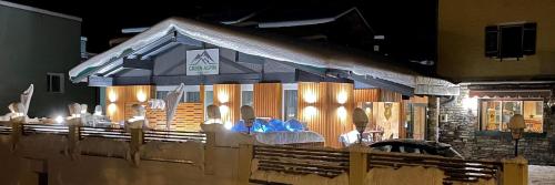 a restaurant with lights on the side of a building at Apartment Serles in Mühlbachl