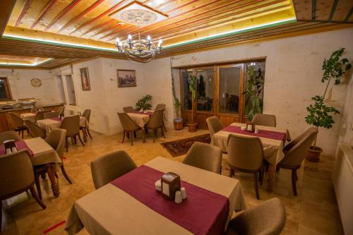 A restaurant or other place to eat at Göreme Reva Hotel
