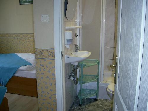 ヤスタルニャにあるlimbaの小さなバスルーム(シンク、ベッド付)
