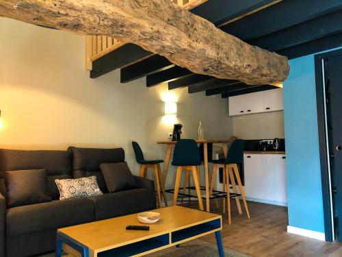 un salon avec un canapé et une table dans l'établissement Le bois aux feuilles blanches, à Saint-Michel-Mont-Mercure