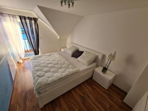 um quarto com uma cama e uma janela em Dům Mnichov Bazén Klimatizace em Vrbno pod Pradědem