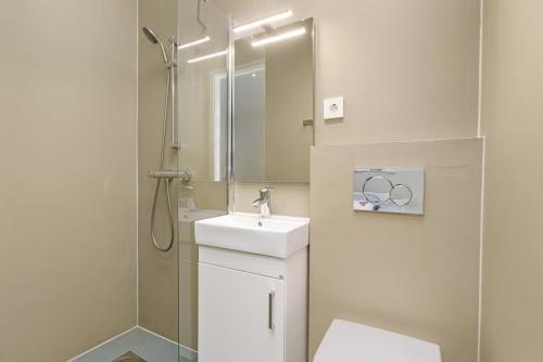 y baño con aseo, lavabo y ducha. en Central Studio Apartment Apt 103, en Stavanger